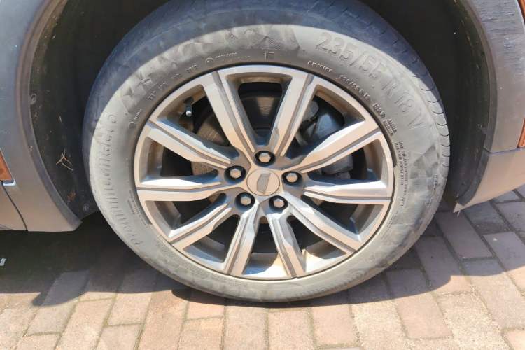 Used Cadillac XT4 2018 28T Two-Wheel Drive Luxury Sport Model Right Front Wheel Hub