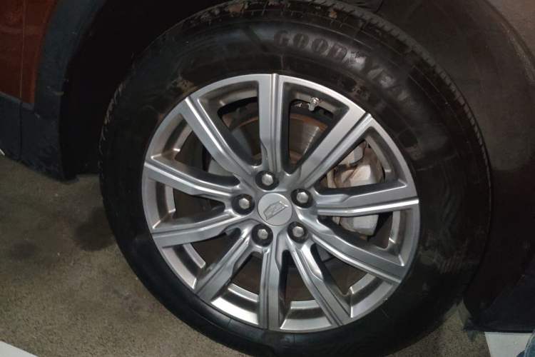 Used Cadillac XT4 2018 28T Two-Wheel-Drive Luxury Model Right Front Wheel Hub