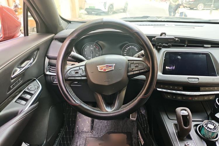 Used Cadillac XT4 2018 28T 4x4 Platinum Sport Edition Steering Wheel
