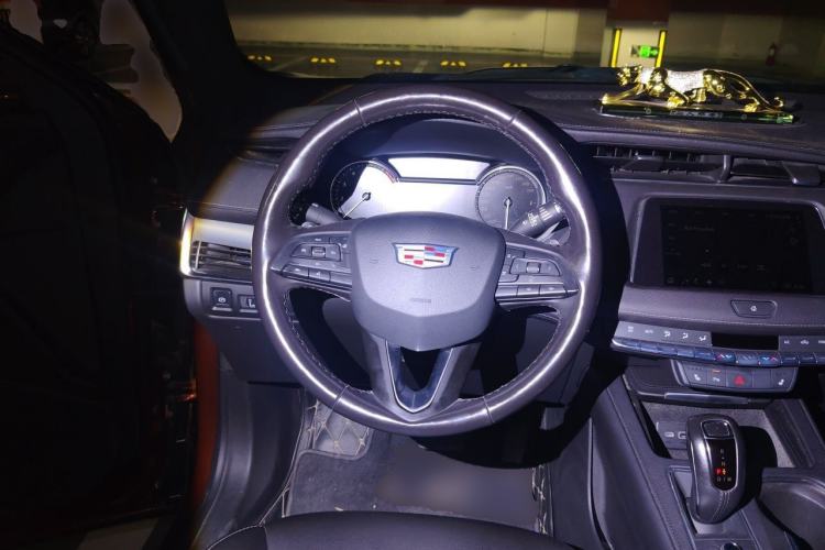 Used Cadillac XT4 2018 28T Two-Wheel-Drive Luxury Model Steering Wheel