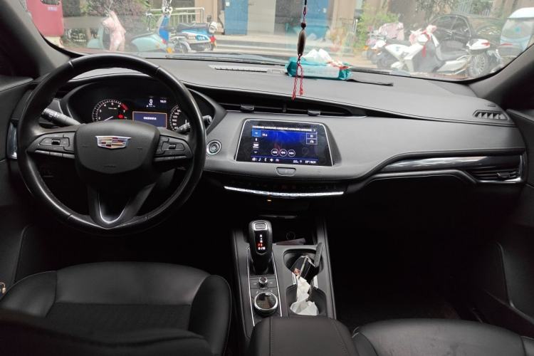 Used Cadillac XT4 2018 28T Two-Wheel Drive Tech Version Center Console