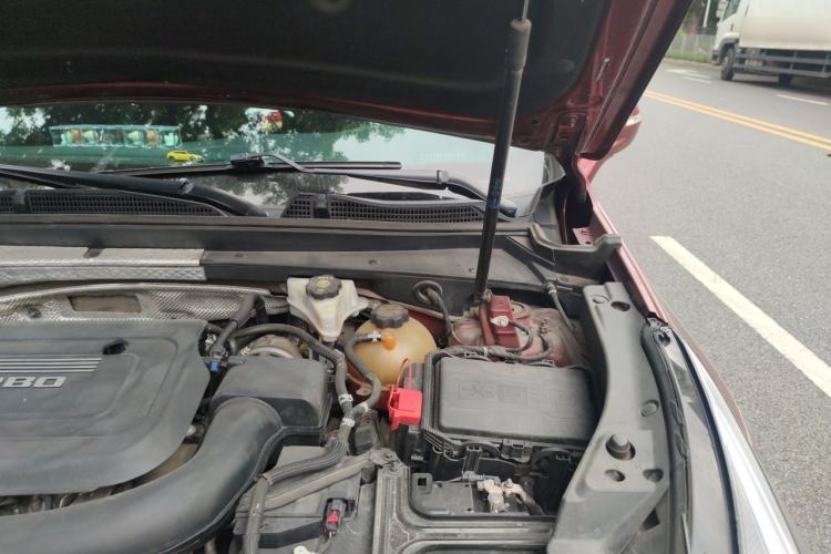 Used Cadillac XT4 2018 28T Two-Wheel-Drive Luxury Model Engine Bay Left