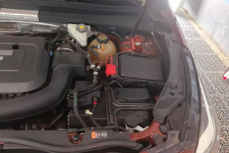 Used Cadillac XT4 2018 28T Two-Wheel-Drive Luxury Model Engine Bay Left
