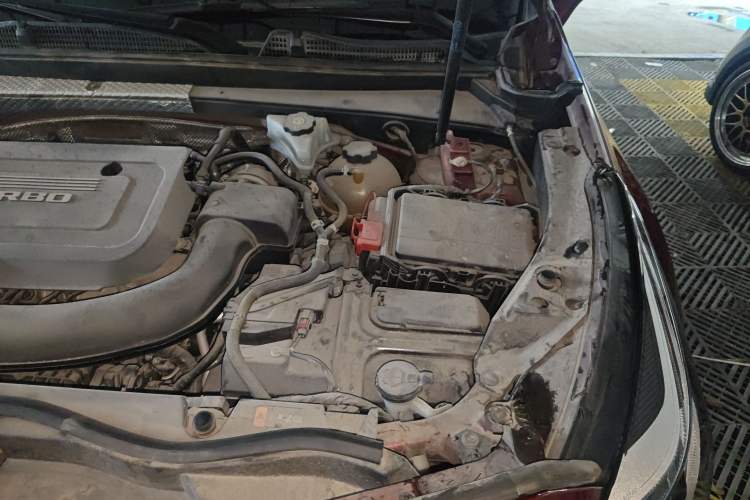 Used Cadillac XT4 2018 28T Two-Wheel-Drive Luxury Model Engine Bay Left