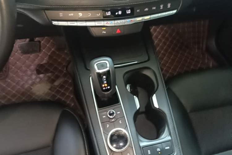 Used Cadillac XT4 2018 28T Two-Wheel Drive Tech Version Gear Lever