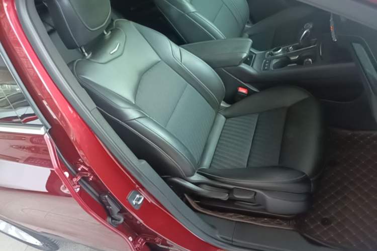 Used Cadillac XT4 2018 28T Two-Wheel Drive Tech Version Right Front Seat