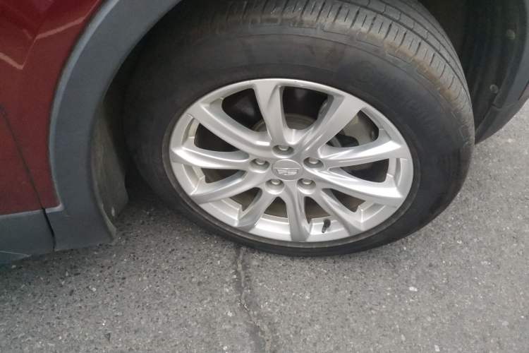 Used Cadillac XT4 2018 28T Two-Wheel Drive Tech Version Right Front Wheel Hub