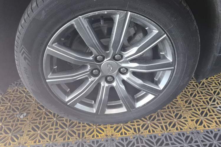 Used Cadillac XT4 2018 28T Two-Wheel-Drive Luxury Model Right Front Wheel Hub
