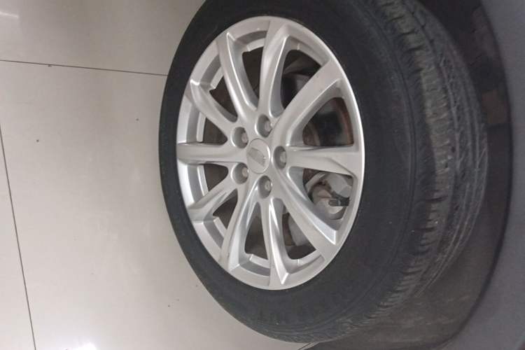 Used Cadillac XT4 2018 28T Two-Wheel Drive Tech Version Right Front Wheel Hub