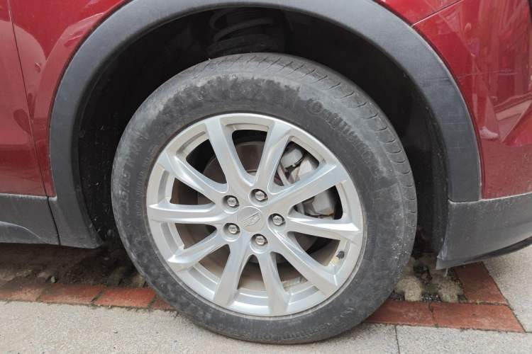 Used Cadillac XT4 2018 28T Two-Wheel Drive Tech Version Right Front Wheel Hub