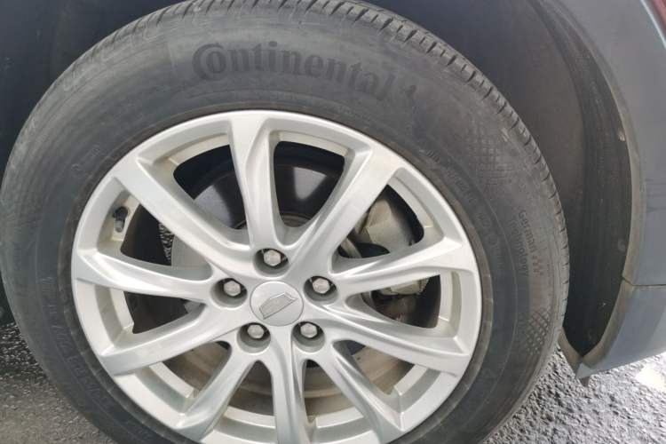 Used Cadillac XT4 2018 28T Two-Wheel Drive Tech Version Right Front Wheel Hub