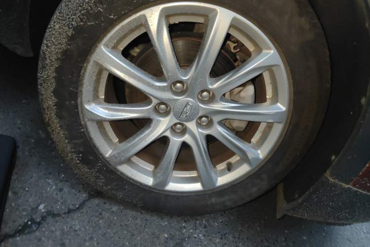 Used Cadillac XT4 2018 28T Two-Wheel Drive Tech Version Right Front Wheel Hub