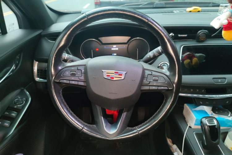 Used Cadillac XT4 2018 28T Two-Wheel-Drive Luxury Model Steering Wheel