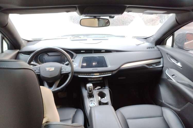 Used Cadillac XT4 2018 28T Two-Wheel Drive Leading Version Center Console