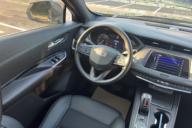 Used Cadillac XT4 2018 28T Two-Wheel Drive Tech Version Interior 2