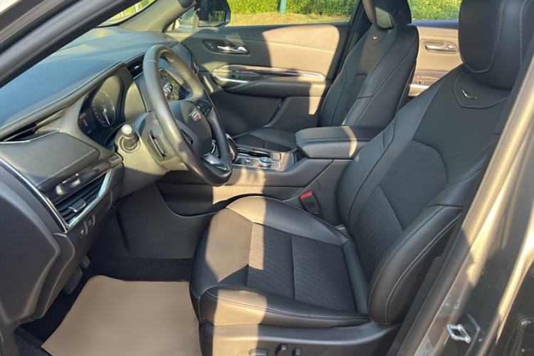 Used Cadillac XT4 2018 28T Two-Wheel Drive Tech Version Interior 3