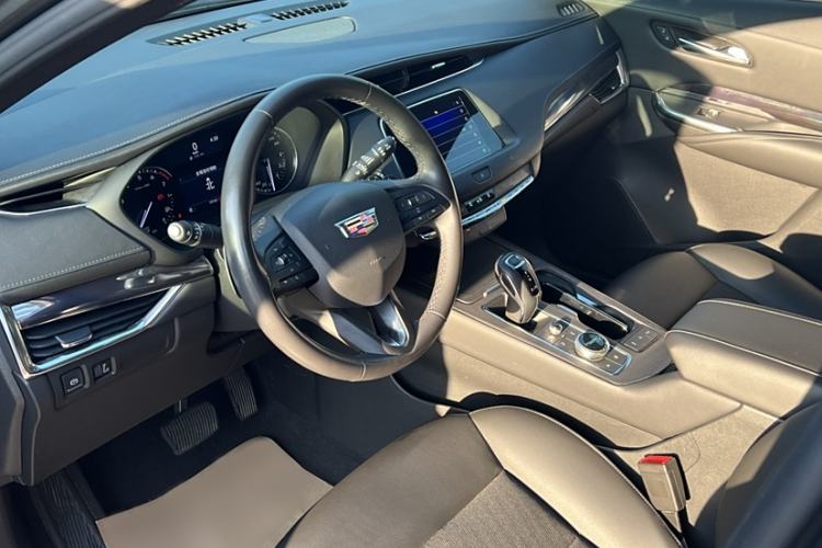 Used Cadillac XT4 2018 28T Two-Wheel Drive Tech Version Interior 4