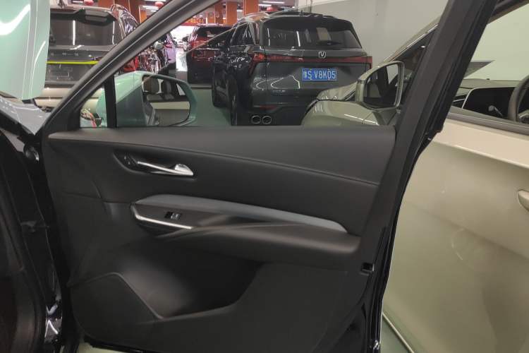 Used Cadillac XT4 2018 28T Two-Wheel Drive Leading Version Interior 5