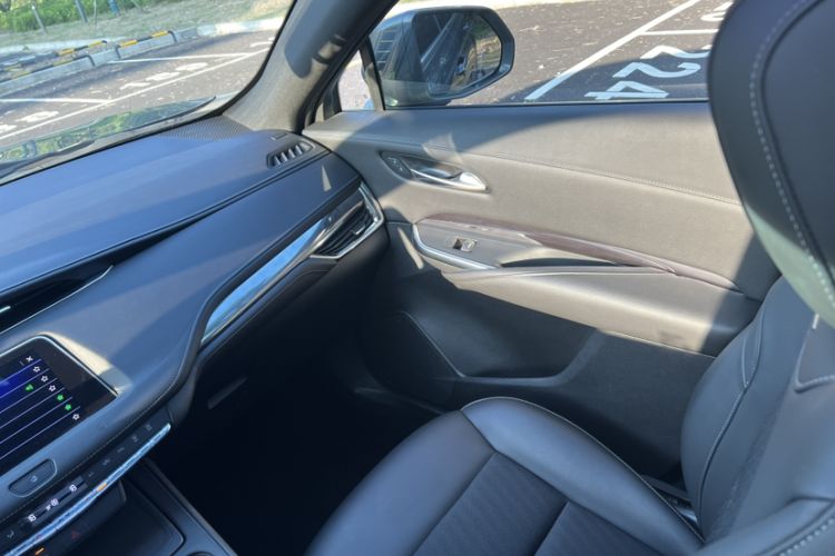 Used Cadillac XT4 2018 28T Two-Wheel Drive Tech Version Interior 6