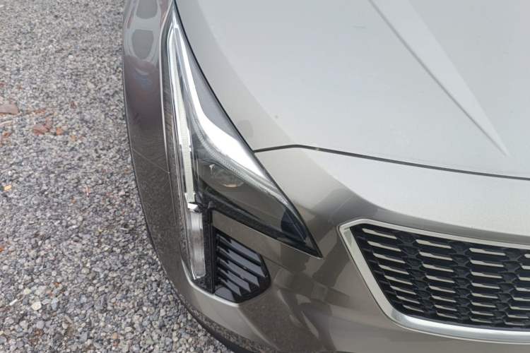 Used Cadillac XT4 2018 28T Two-Wheel Drive Tech Version Right Front Headlight