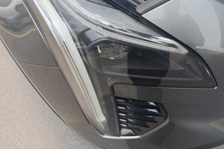Used Cadillac XT4 2018 28T Two-Wheel Drive Luxury Sport Model Right Front Headlight