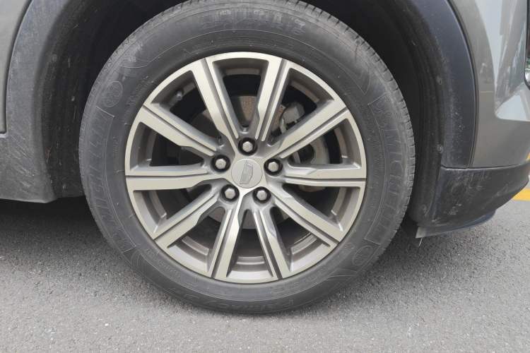 Used Cadillac XT4 2018 28T Two-Wheel Drive Luxury Sport Model Right Front Wheel Hub