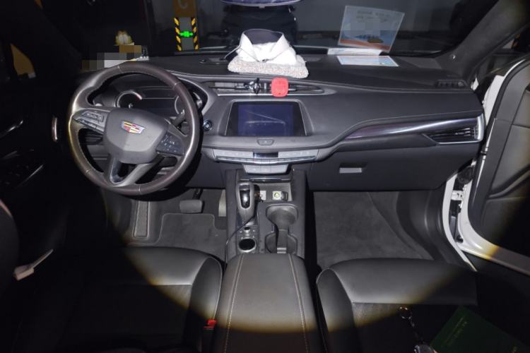 Used Cadillac XT4 2018 28T Two-Wheel Drive Tech Version Center Console