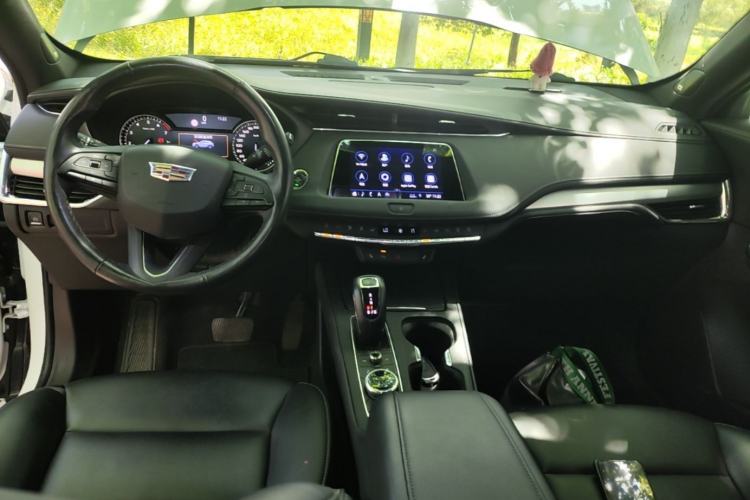 Used Cadillac XT4 2018 28T Two-Wheel Drive Leading Version Center Console