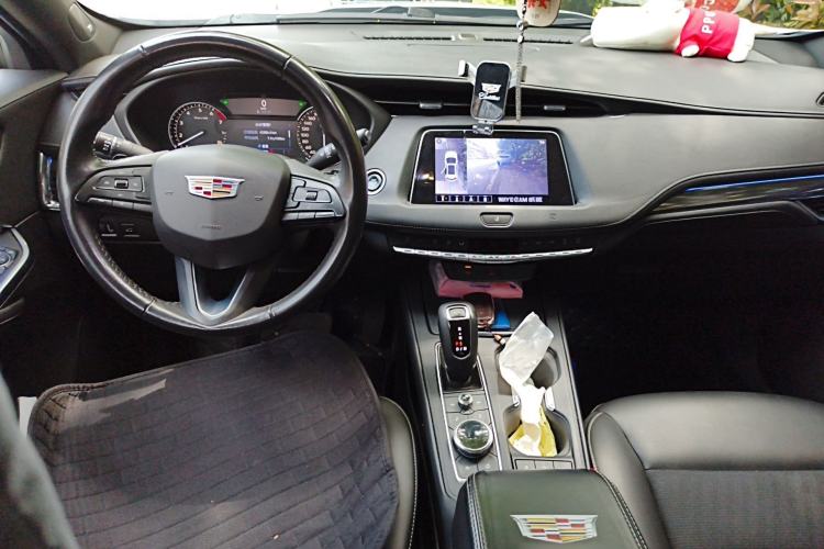 Used Cadillac XT4 2018 28T Two-Wheel Drive Tech Version Center Console