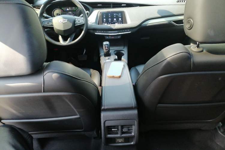 Used Cadillac XT4 2018 28T Two-Wheel Drive Leading Version Center Console