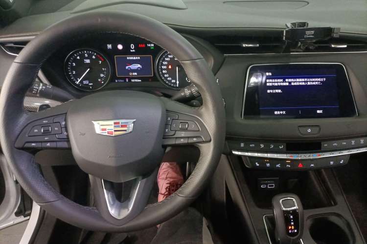 Used Cadillac XT4 2018 28T 4x4 Platinum Sport Edition Center Console