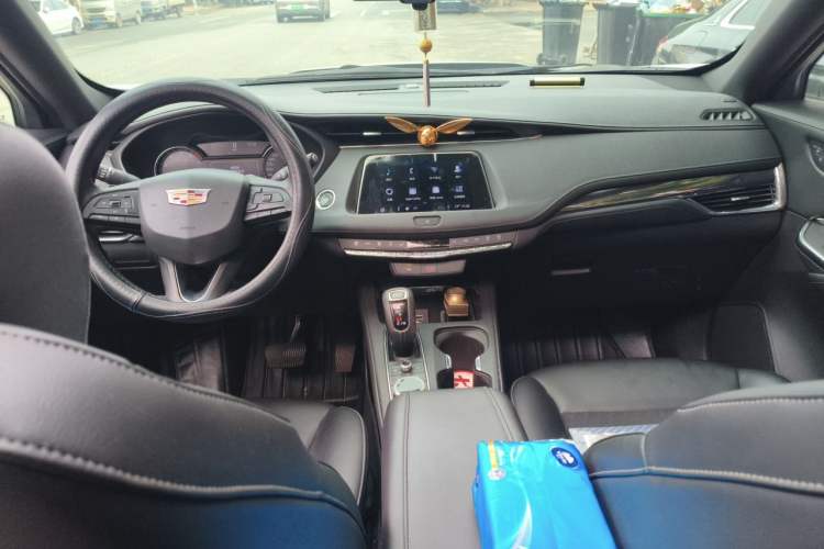 Used Cadillac XT4 2018 28T Two-Wheel Drive Tech Version Center Console