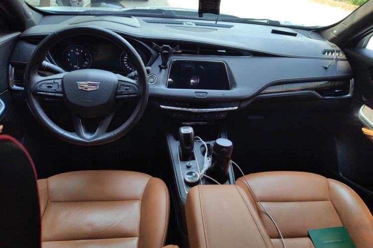 Used Cadillac XT4 2018 28T 4x4 Platinum Edition Center Console