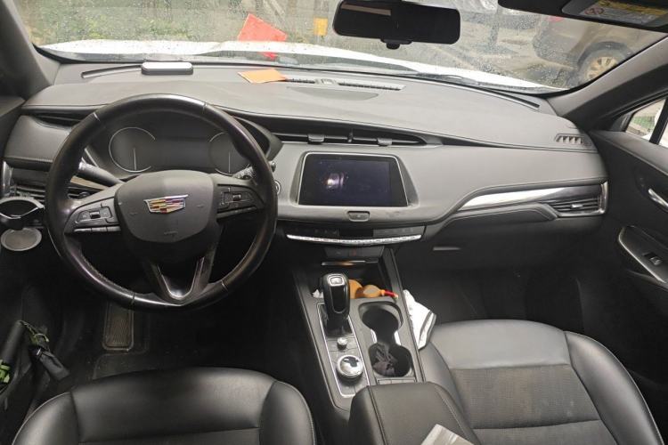 Used Cadillac XT4 2018 28T Two-Wheel Drive Tech Version Center Console