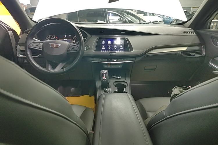 Used Cadillac XT4 2018 28T Two-Wheel-Drive Luxury Model Center Console