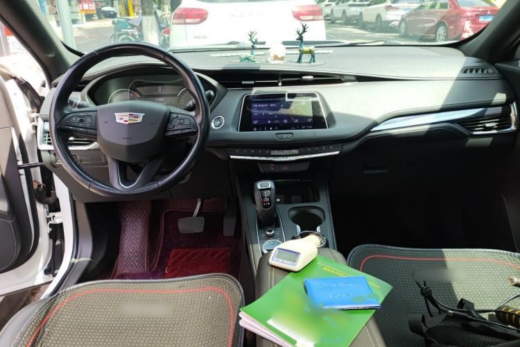 Used Cadillac XT4 2018 28T Two-Wheel Drive Tech Version Center Console