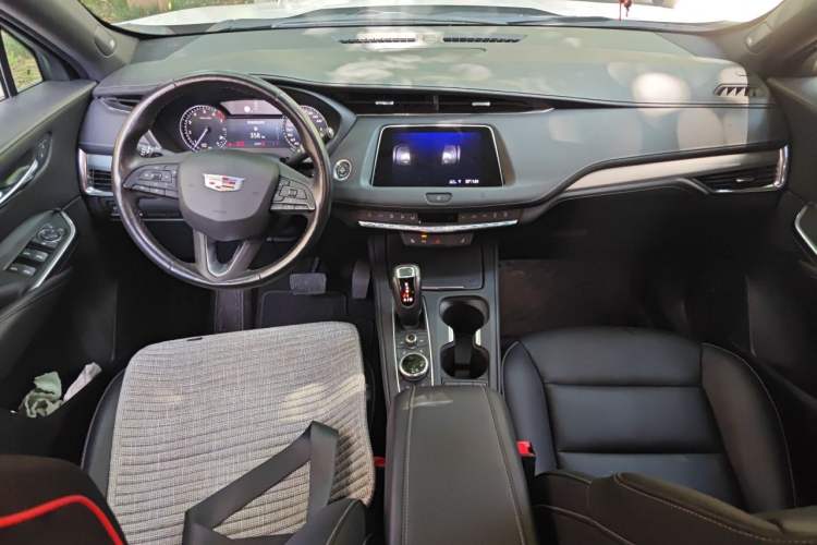 Used Cadillac XT4 2018 28T Two-Wheel Drive Leading Version Center Console
