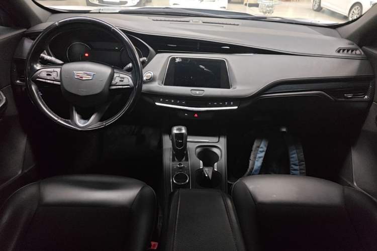 Used Cadillac XT4 2018 28T Two-Wheel Drive Tech Version Center Console