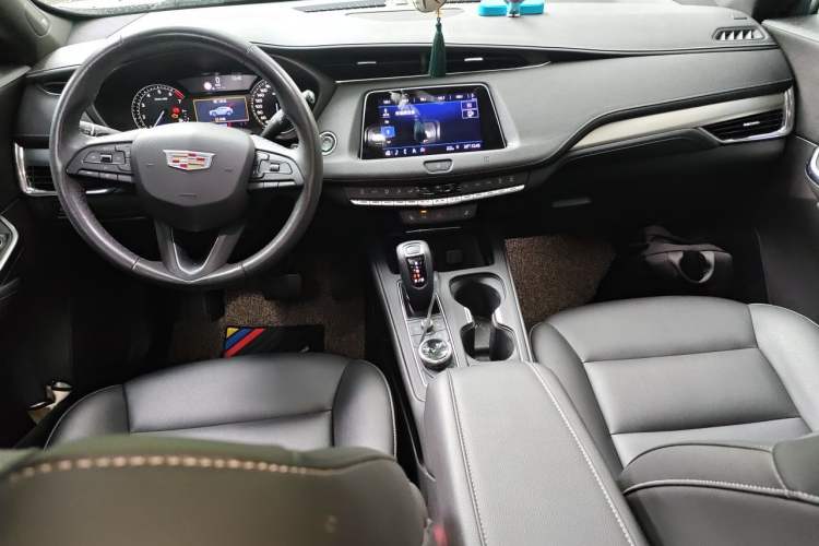 Used Cadillac XT4 2018 28T Two-Wheel Drive Leading Version Center Console