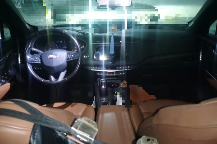 Used Cadillac XT4 2018 28T 4x4 Platinum Edition Center Console