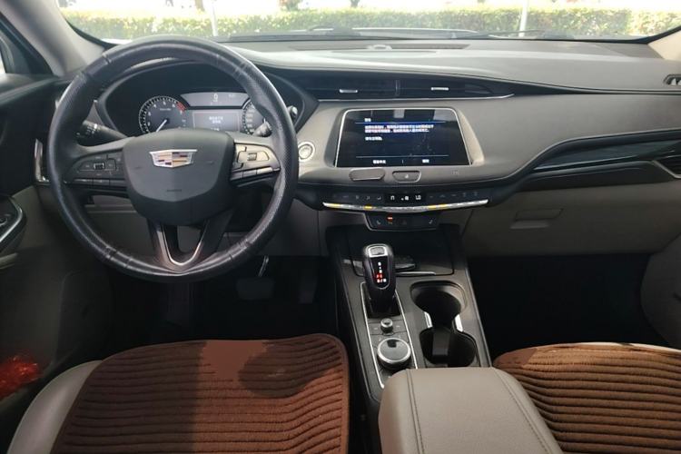 Used Cadillac XT4 2018 28T Two-Wheel-Drive Luxury Model Center Console