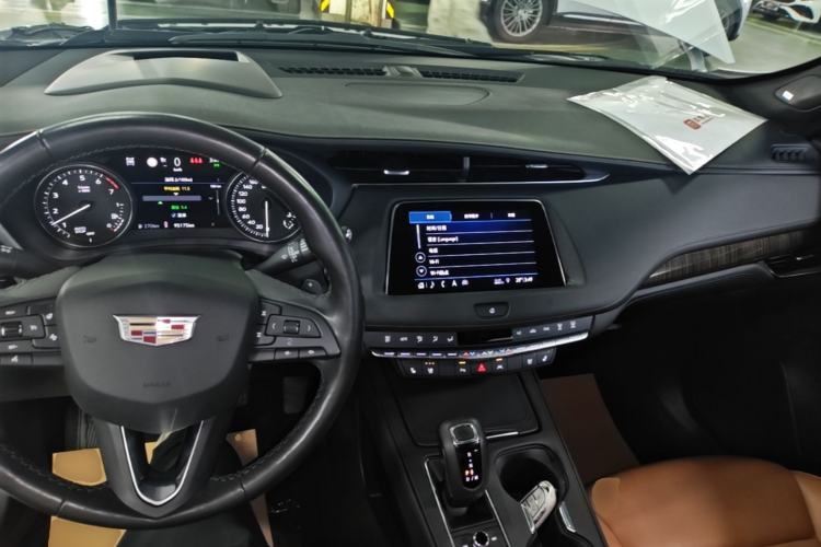 Used Cadillac XT4 2018 28T 4x4 Platinum Edition Center Console