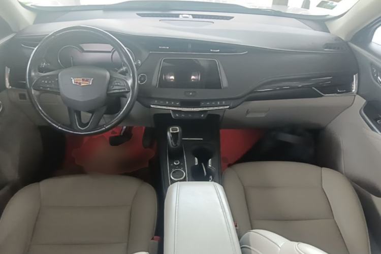 Used Cadillac XT4 2018 28T Two-Wheel-Drive Luxury Model Center Console