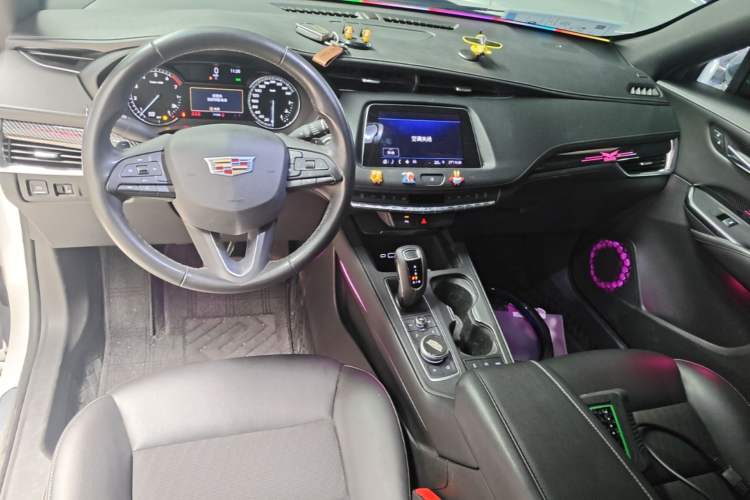 Used Cadillac XT4 2018 28T Two-Wheel Drive Tech Version Center Console