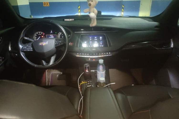 Used Cadillac XT4 2018 28T Two-Wheel Drive Tech Version Center Console