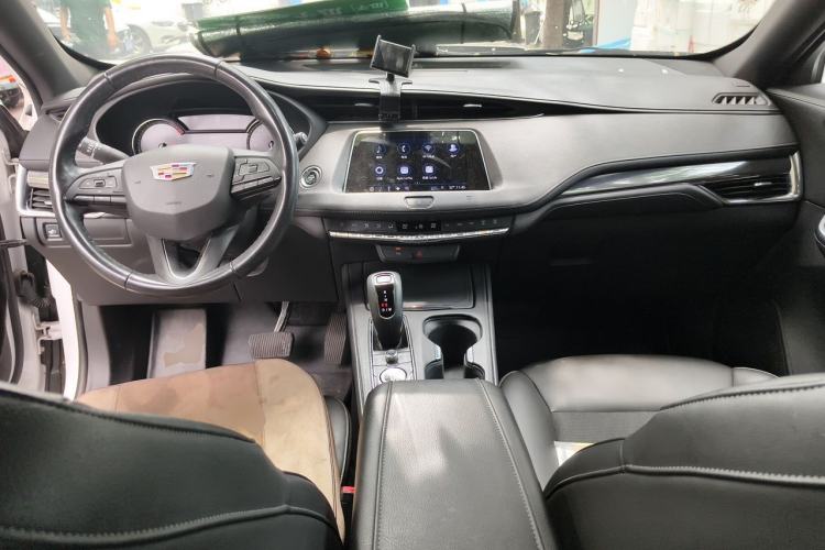 Used Cadillac XT4 2018 28T Two-Wheel Drive Tech Version Center Console