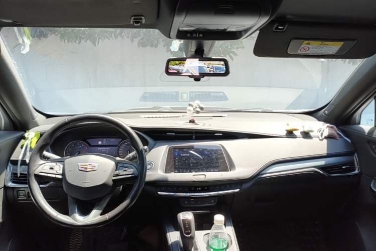 Used Cadillac XT4 2018 28T Two-Wheel Drive Leading Version Center Console