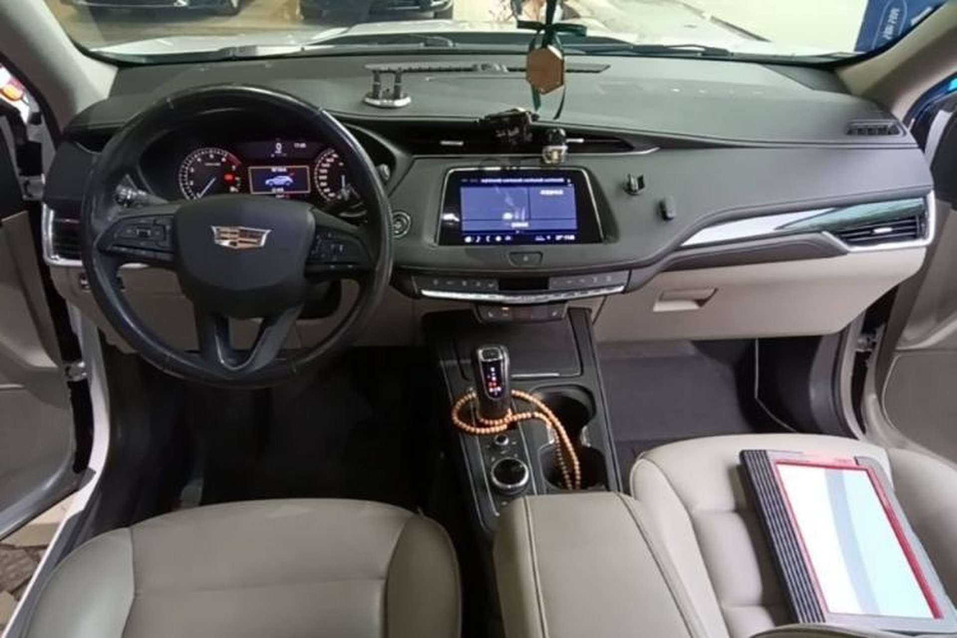 Used Cadillac XT4 2018 28T Two-Wheel-Drive Luxury Model Center Console