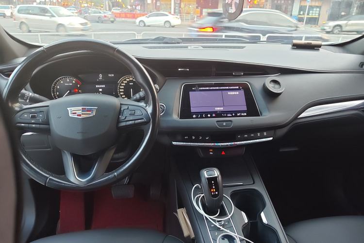 Used Cadillac XT4 2018 28T Two-Wheel Drive Tech Version Center Console