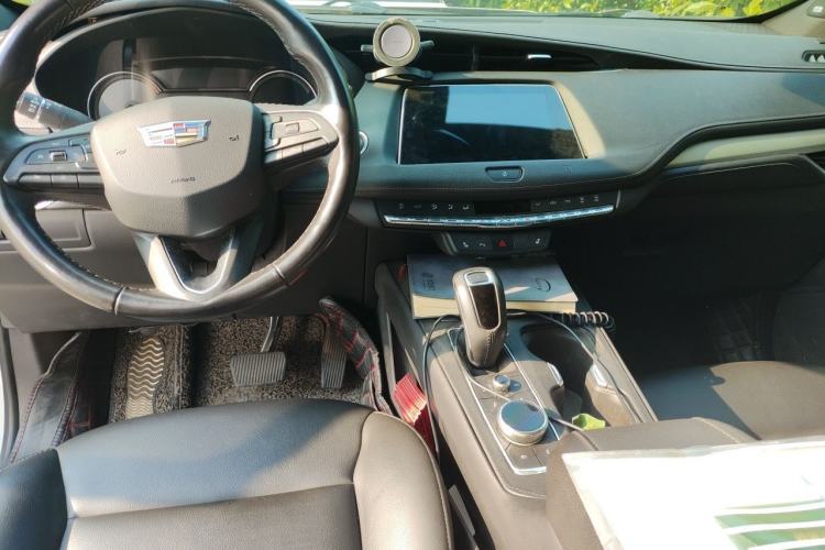 Used Cadillac XT4 2018 28T Two-Wheel Drive Leading Version Center Console